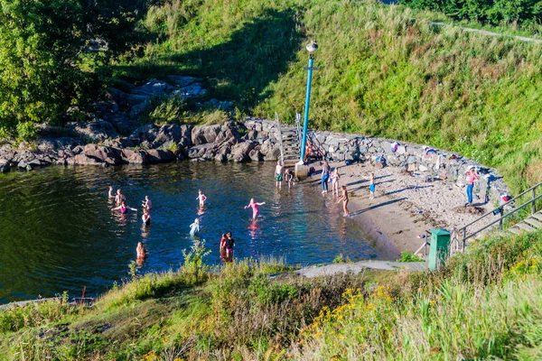 Helsinki, Finlandiya - 24 Ağustos 2016: Suomenlinna (Sveaborg), deniz kale ada Helsinki, insanlar yüzmek