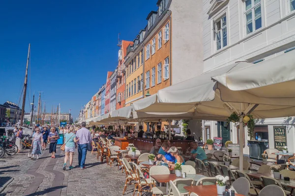 Kopenhag, Danimarka - 26 Ağustos 2016: Kopenhag, Danimarka Nyhavn bölgelerinden kafeler reklam restoranlarda insanlar oturup