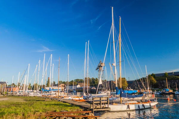 Yelkenli tekneler bir Harbor Suomenlinna (Sveaborg), deniz kale yakınındaki Helsinki, Finlandiya
