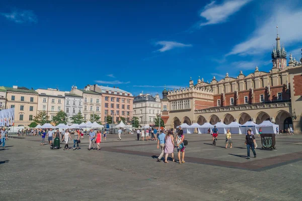 Krakow, Polonya - 4 Eylül 2016: Pazar Meydanı ve Cloth Hall, Krakow, Polonya