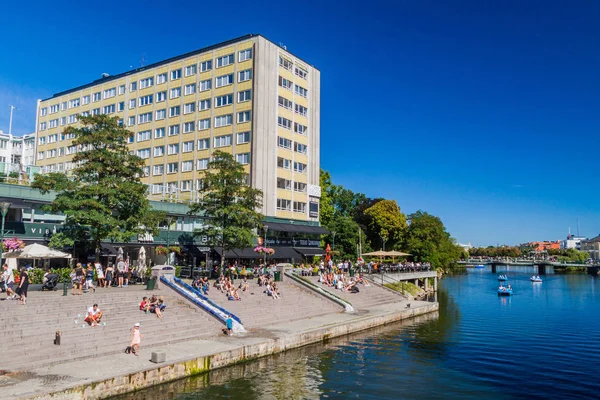 Malmo Sweden August 2016 People Enjoy Sunny Day Rorsjo Canal — Stock Photo, Image