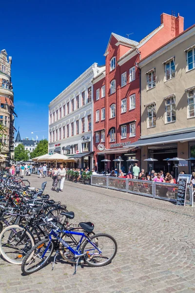 Malmö, İsveç - 27 Ağustos 2016: Lilla Torg Meydanı Malmo İsveç'in eski binalar.
