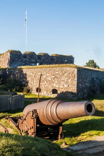 Sur duvarları ve Suomenlinna (Sveaborg), Helsinki, Finlandiya için deniz kale ada, savaş topu