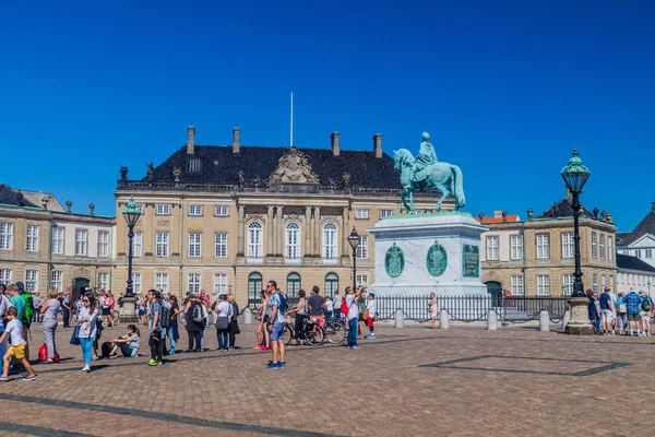 Copenhagen Dinamarca Agosto 2016 Plaza Del Palacio Amalienborg Con Estatua — Foto de Stock