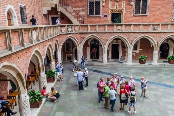 Krakow, Polonya - 3 Eylül 2016: Krakow Jagellonian üniversitede Collegium Maius (büyük kolej) avlusunda insanlar ziyaret.