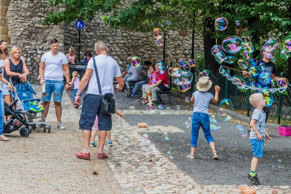 Krakow Poland September 2016 Children Play Bubbles Florian Gate Krakow — Stock Photo, Image