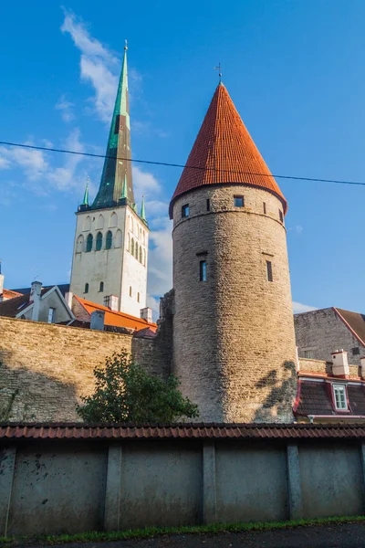 Sur duvarları ve St Olaf'ın eski şehir Tallinn, Estonya kilisede kule