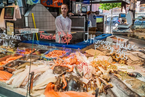 Copenhagen, Danimarka - 28 Ağustos 2016: Seafood durak intorvehallerne kapalı gıda market Kopenhag merkezinde.