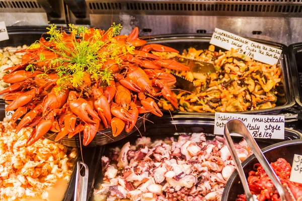 Vanha kauppahalli (Eski Pazar Binası) Helsinki, Finlandiya'da içinde taze deniz ürünleri