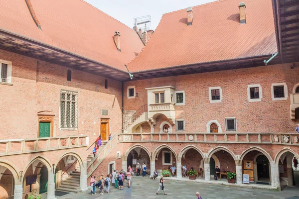 Krakow, Polonya - 3 Eylül 2016: Krakow Jagellonian üniversitede Collegium Maius (büyük kolej) avlusunda insanlar ziyaret.