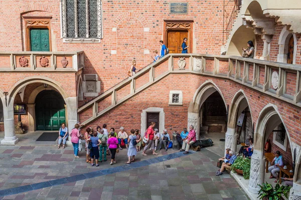 Krakow, Polonya - 3 Eylül 2016: Krakow Jagellonian üniversitede Collegium Maius (büyük kolej) avlusunda insanlar ziyaret.