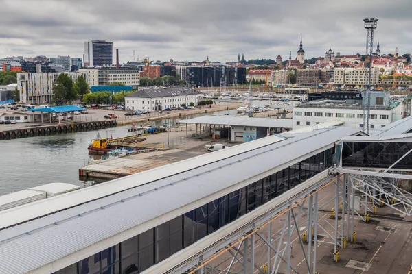 Tallinn limanında yolcu Terminal A köprüde yatılı yolcu.
