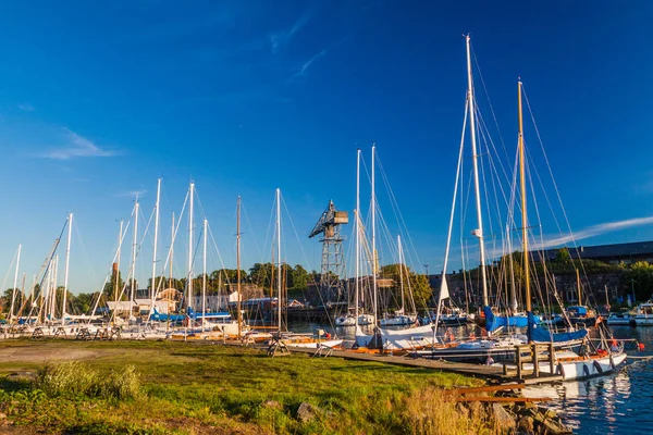 Yelkenli tekneler bir Harbor Suomenlinna (Sveaborg), deniz kale yakınındaki Helsinki, Finlandiya