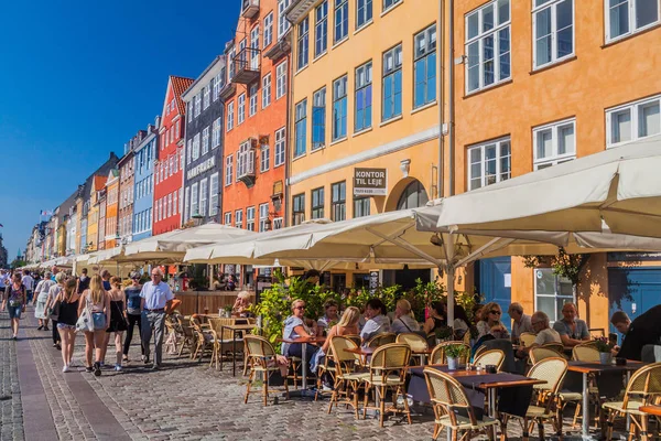 Copenhagen, Danimarka - 26 Ağustos 2016: İnsanlar oturup restoran ve kafelerde bölgesi Nyhavn Kopenhag, Danimarka