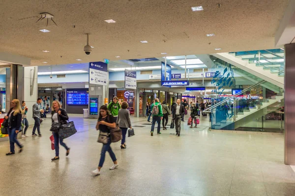 Krakow, Polonya - 4 Eylül 2016: Krakow Joseph, Ana Tren İstasyonu, Krakow, Polonya insanlar geçmesine