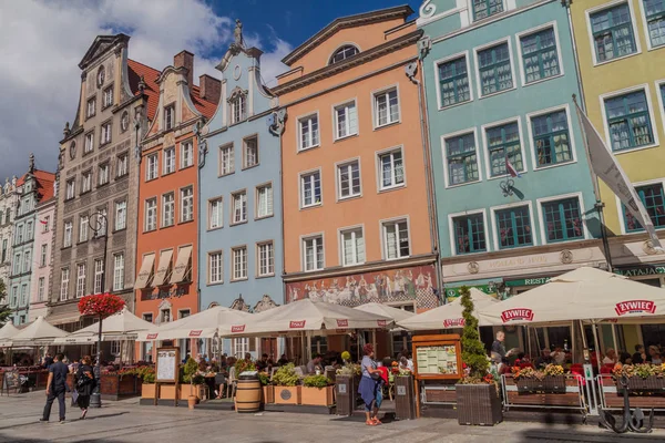 Gdansk, Polonya - 2 Eylül 2016: İnsanlar yürüyüş boyunca, Gdansk, Polonya Dlugi Targ Square'de tarihi evleri