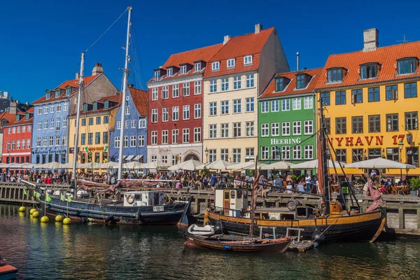 Copenhagen, Danimarka - 26 Ağustos 2016: Nyhavn ilçe ve tekne Kopenhag, Danimarka
