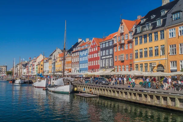 Copenhagen, Danimarka - 26 Ağustos 2016: Nyhavn ilçe ve tekne Kopenhag, Danimarka