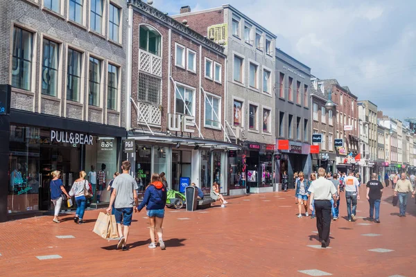 Eindhoven, Hollanda - 29 Ağustos 2016: İnsanlar yürüyüş, yaya cadde olarak merkezi Eindhoven, Hollanda.