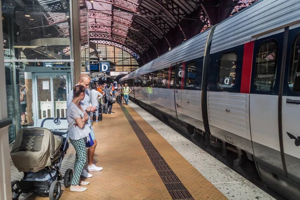 哥本哈根 2016年8月27日 人们在哥本哈根中央火车站的平台 主要火车站在哥本哈根 — 图库照片