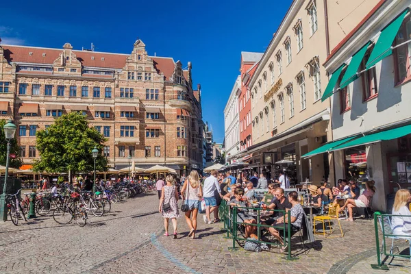 Malmo Svezia Agosto 2016 Gente Gode Una Giornata Sole Piazza — Foto Stock