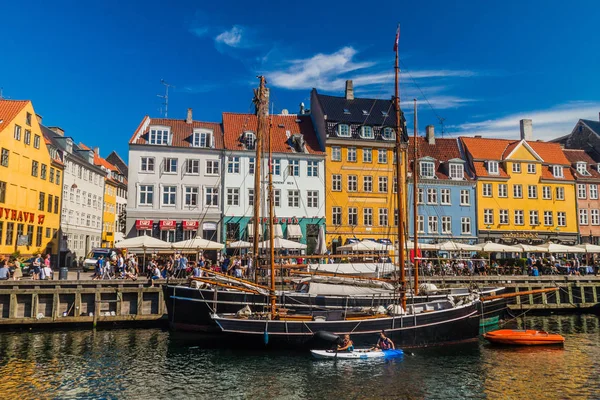 Copenhagen, Danimarka - 26 Ağustos 2016: Nyhavn ilçe ve tekne Kopenhag, Danimarka