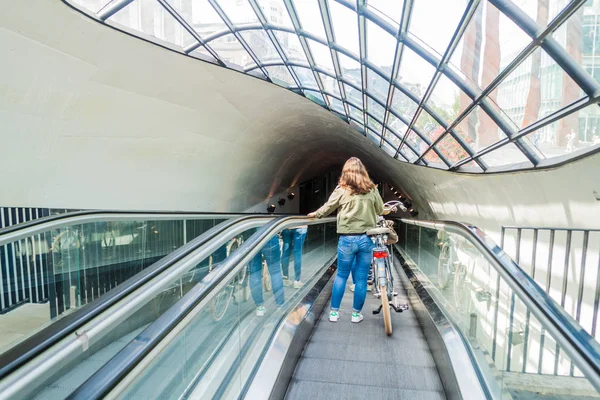 Eindhoven, Hollanda - 29 Ağustos 2016: Bir yeraltı Bisiklet Park 18 Septemberplein Meydanı, Eindhoven giriş.