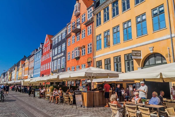 Copenhagen, Danimarka - 26 Ağustos 2016: İnsanlar oturup restoran ve kafelerde bölgesi Nyhavn Kopenhag, Danimarka