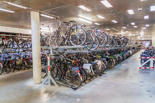 Eindhoven, Hollanda - 29 Ağustos 2016: 18 Septemberplein Meydanı Eindhoven'otopark yeraltı Bisiklet.