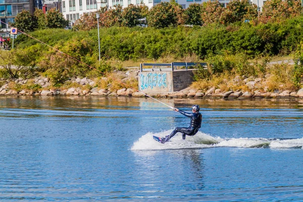 Malmö, İsveç - 27 Ağustos 2016: Turbinkanalen kanalında Malmo İsveç'in Wakeboarding.