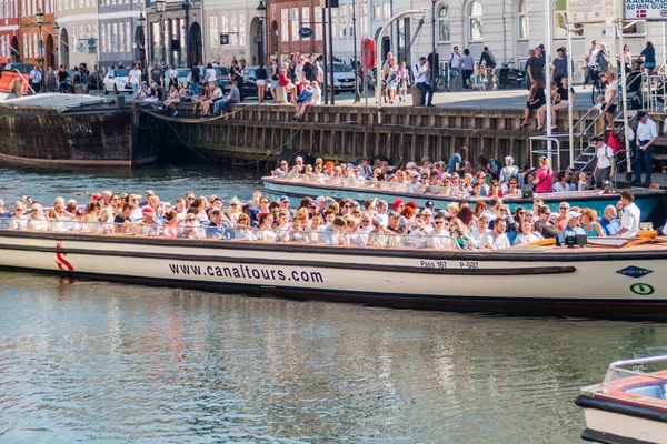 Copenhagen Denmark August 2016 Tourists Boats Nyhavn District Copenhagen Denmark — Stock Photo, Image