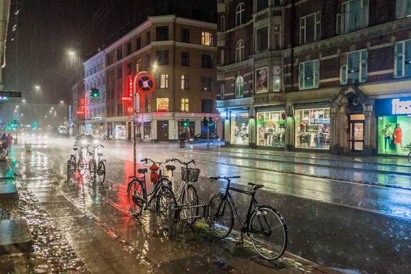 Kopenhaga Dania Sierpnia 2016 Nocny Deszczowa Vesterbrogade Street Kopenhadze Dania — Zdjęcie stockowe
