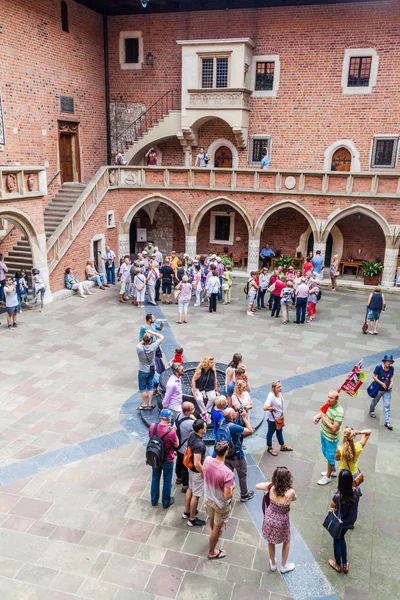 Krakow, Polonya - 3 Eylül 2016: Krakow Jagellonian üniversitede Collegium Maius (büyük kolej) avlusunda insanlar ziyaret.