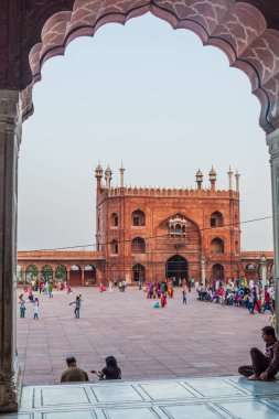 Delhi, Hindistan - 22 Ekim 2016: Delhi, Hindistan Merkezi Jama Mescidi Camii avlusu manzarasına.