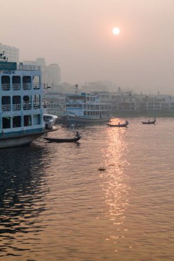Dakka, Bangladeş - 20 Kasım 2016: Sabah puslu görünümü teknelerin Buriganga River dakka, Bangladeş