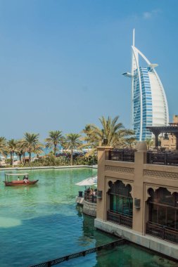 Dubai, Birleşik Arap Emirlikleri - 21 Ekim 2016: Görünüm, Burj al Arab Madinat Jumeirah Hotel'e içinde Dubai, İngiltere