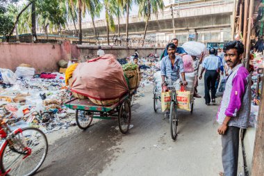 Dakka, Bangladeş - 21 Kasım 2016: Yığınları çöp ve rickshaws Yazar: Bazar Street merkezi Dhaka, Bangladesh