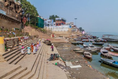 Varanasi, Hindistan - 25 Ekim 2016: Görünüm, Varanasi, Hindistan nehir Ganj kıyısında önde gelen Ghats (riverfront adım)