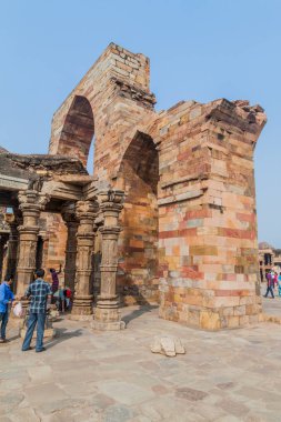 Delhi, Hindistan - 23 Ekim 2016: Qutub Delhi, Hindistan karmaşık turist ziyaret.