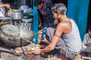 Delhi, Hindistan - 22 Ekim 2016: Street aşçı Delhi, Hindistan merkezinde.