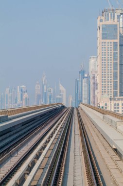 Parça yükseltilmiş bir streç Dubai metrosu, Birleşik Arap Emirlikleri