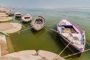 Hindistan'da Varanasi, Ganj Nehri, küçük tekne
