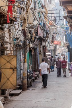 Delhi, Hindistan - 22 Ekim 2016: İnsanlar yürüyüş bir kaotik karmaşa Delhi, Hindistan Merkezi elektrik kablolarının altında