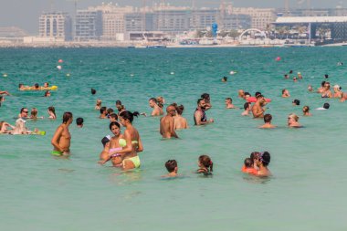Dubai, Birleşik Arap Emirlikleri - 21 Ekim 2016: Marina Beach, Dubai, Arap Emirlikleri yakınındaki banyo insanlar