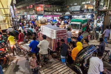 Dakka, Bangladeş - 21 Kasım 2016: Bir trafik sıkışıklığı eski Dhaka, Bangladesh dar sokakları, gece görünümü