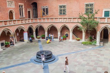 Krakow, Polonya - 3 Eylül 2016: Krakow Jagellonian üniversitede Collegium Maius (büyük kolej) avlusunda insanlar ziyaret.