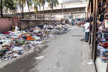 Dakka, Bangladeş - 21 Kasım 2016: Yazar: Bazar Street merkezi dakka, Bangladeş'te çöp yığınları