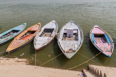 Nehir Ganj kıyısında lider Ghats (riverfront adım) yakınındaki küçük tekneler) Varanasi, Hindistan