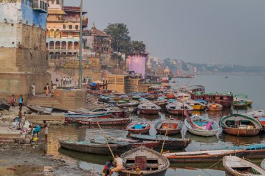 Varanasi, Hindistan - 25 Ekim 2016: Varanasi, Hindistan nehir Ganj kıyısında önde gelen küçük tekne yakınındaki Ghats (riverfront adım)