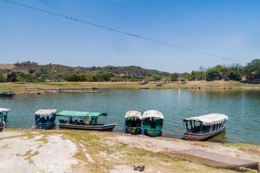 Suchitlan Gölü Suchitoto, El Salvador yakınındaki Suchitoto, El Salvador - 10 Nisan 2016: tekneler
